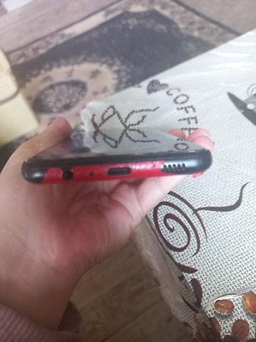 Smartfon samsung A12 qara rəngdi vinil vurulub qırmızı rəngdə xanım — 2