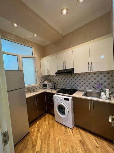 nərimanovda köhnə tikili evlər: Nerimanov metroparkın yani 16 mertebeli binanın, 11 ci mertebesində, 2 — 4