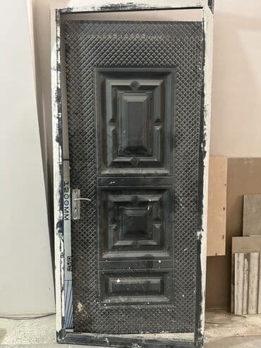 qapı cəftəsi: Metal giriş qapısı, ümumi məkanı 1200 mm olan tək qapılı modeldir — 1