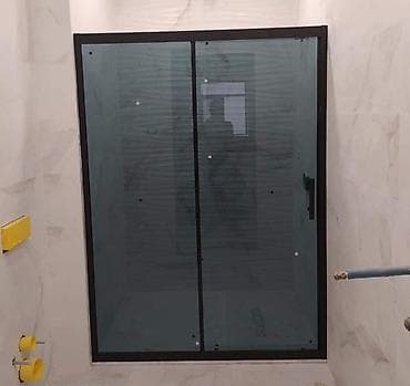 Qara çərçivəli şüşə duş kabinası - Ölçü: təxmini eni 150–170 sm — 1