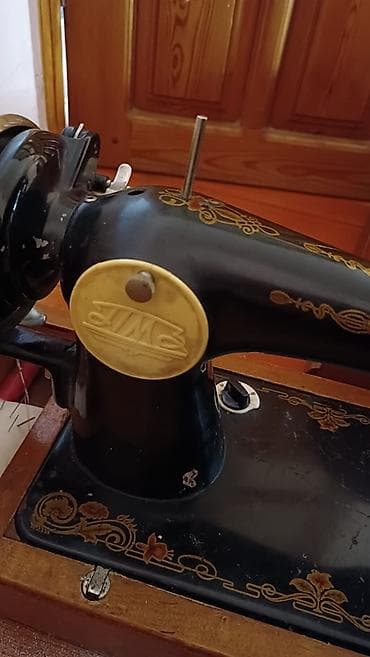 qedimi eşya: Köhnə üslublu mexaniki tikiş maşını – əl fırlatma çarxı ilə. 100 yashi — 2