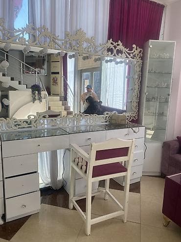 makiyaj stulu: Gözəllik salonu üçün vizaj/saç ustası dəsti - Böyük dekorativ — 2