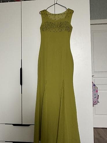 hw8 max: Zeytun-yaşıl rəngdə, zərif axıcı fakturalı uzun ziyafət/libas. - — 2