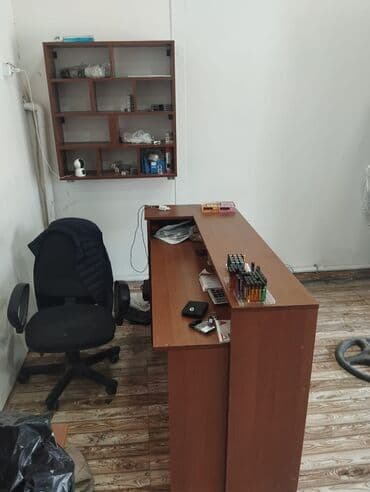 dərzi masası: Bu dəstə şüşə rəfləri və saxlama bölmələri olan geniş rəflər, həmçinin — 1