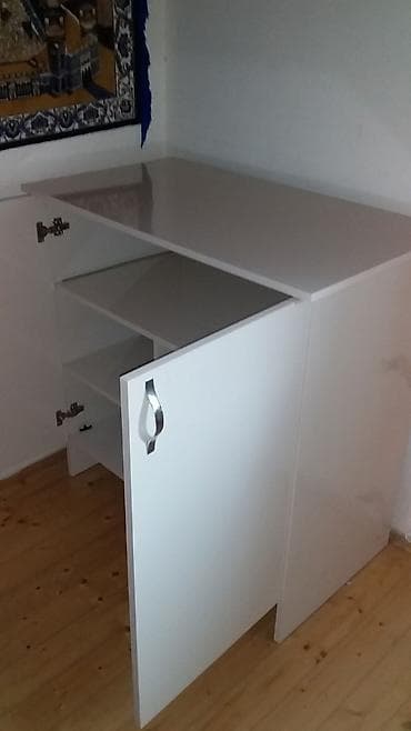 metbex dolabı: Ağ rəngli iki qapılı dolab hündürlüyü 107sm uzunluq 105sm eni 60sm. - — 2