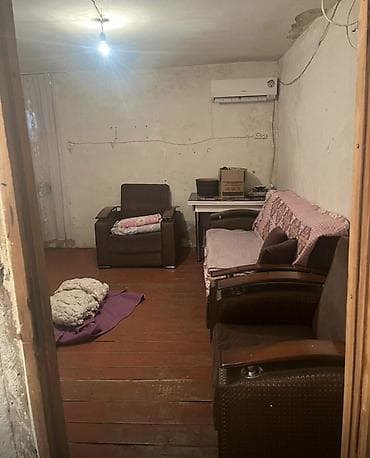 Qarajlar: Satılır: 1 otaqlı zirzəmi tipli sahə Xüsusiyyətlər: - Tek otaqlı — 4