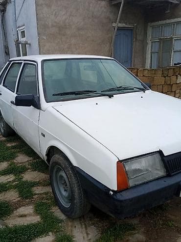 диски на ваз 21099: VAZ 21099, ağ rəng, sedan kuzov. Xüsusiyyətlər: - Kuzov: 4 qapılı — 5