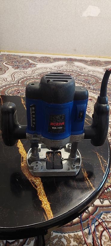 İskra MF-1500 vertikal frezə - Güc: 1500 W - Şəbəkə: 220 V, 50 Hz -