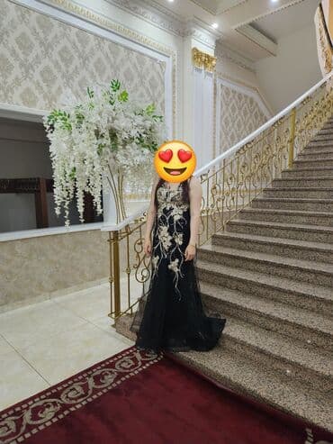 hazır hicablar: Bu zərif qadın kokteyl donu parlaq qırmızı rəngdə və axıcı parça ilə — 11