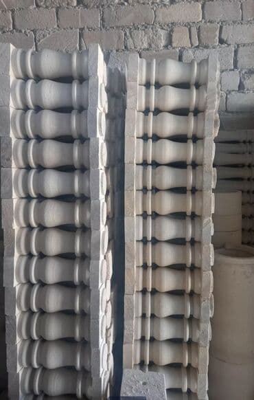 балясины из камня: Ağ rəngli, müxtəlif formalı və ölçülü dəmir-beton sütunlar. Bu — 42