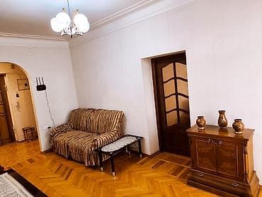 Səməd Vurgun bağı ilə üz bə üz 5 mərtəbəli Stalinka binanın 4-cü — 4