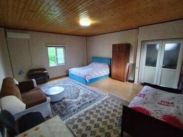 Qubada merkezde gunluk kiraye ev verilir. Evin her seraiti var