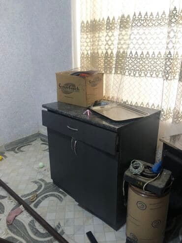 Mətbəx lavabosu ilə təchiz olunmuş tünd boz rəngli mətbəx şkafı