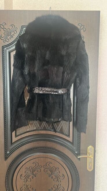 işlənmiş geyimlər: Təzə kimidi alan adama yüngül endirim olacaq 900 manata alınıb. Qara — 1