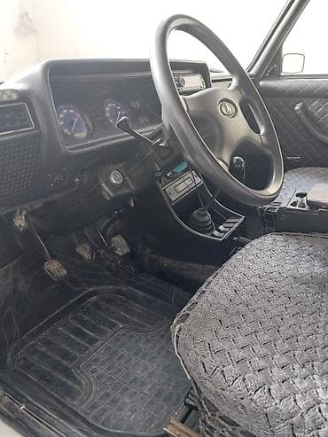 2107 şit: VAZ Lada 2107 sedan - Kuzov: 4 qapılı sedan, ağ rəng - Nömrə: AZ — 3