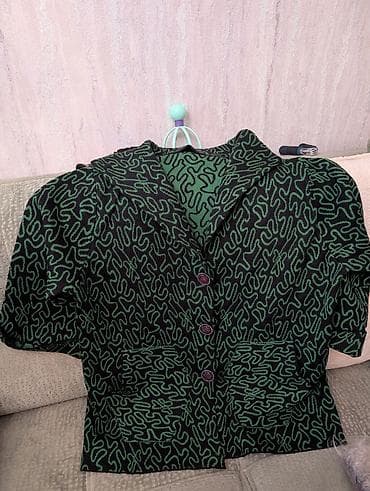 kolej jaket: Qadın üçün qısaqol jaket/kardiqan - Rəng və naxış: qara fon üzərində — 1