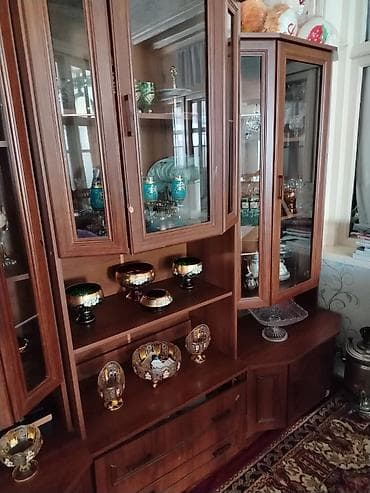 ev stulu: Klassik üslubda iri vitrinli qonaq otağı mebeli qablar üsdə verilmir — 2