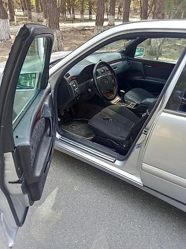 Mercedes-Benz E-Class: 2 l | 1997 il Sedan — 6
