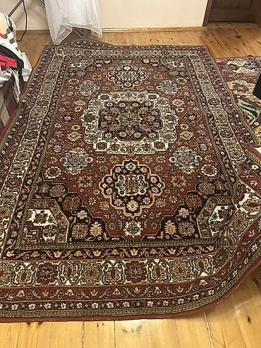 xalca naxışları: Xalça – klassik şərq naxışlı, qırmızı-qəhvəyi fonlu - Ölçü: təxmini — 2