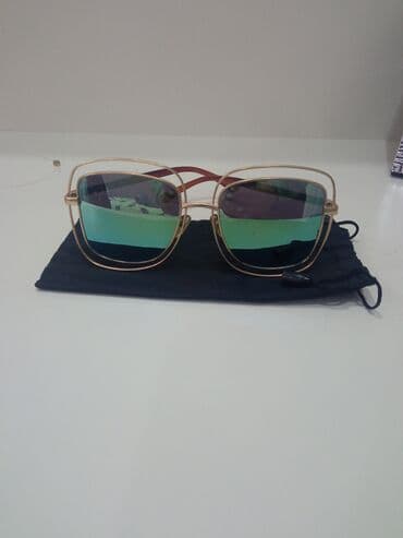 Eynəklər: Eynek hec bir problemi yoxdur.Satilir 2 manat.Unvan bileceri.metro — 2