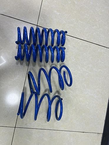 Mavi rəngli avtomobil yayları (coil springs) - Növ: Spiral asqı