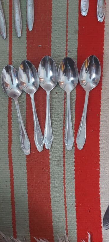 Beş ədəd gümüşü rəngli, üzərində naxışlar olan çay qaşığı. Hər bir lalafo.az -da Beş ədəd gümüşü rəngli, üzərində naxışlar olan çay qaşığı. Hər bir