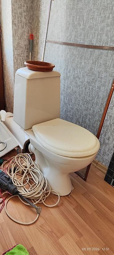 Salam. unitaz 20 manat, qapı 80 manat, dəmir qapı 100 manat, laminat