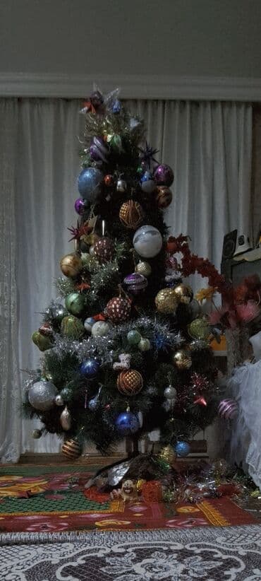 Yeni il yolkasi. Uzeri qarli hundurluyu 1.50 m olan yolka. 200 manata