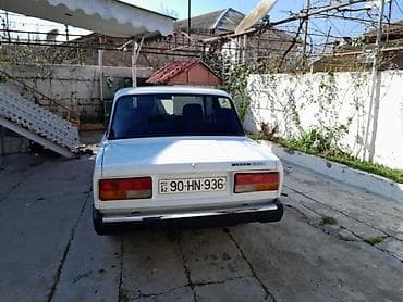 2107 satisi: Lada 2107 sedan – ağ rəng, 4 qapı, arxa ötürücülü klassik model — 3