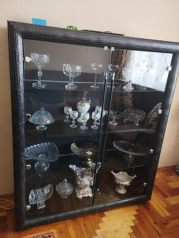 Qonaq otağı mebel dəsti Tərkibi: - İki ədəd şüşəli vitrin: qalın şüşə