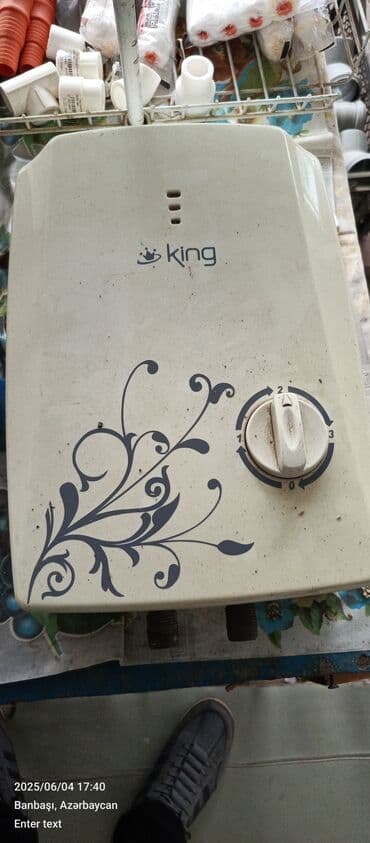 ikinci el soyuducular: King markalı, ağ rəngli, divara quraşdırılan su qızdırıcısı. Öndə — 1