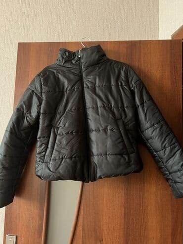 Женская одежда: Qara rəngli qısa şişmə kurtka - Model: qısa kəsimli, rahat fit - — 1