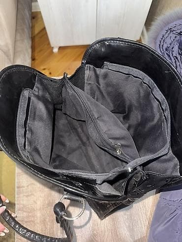 - Rəng: qara - Tutacaq: 2 ədəd möhkəm əl tutacağı, metal halqalarla — 2