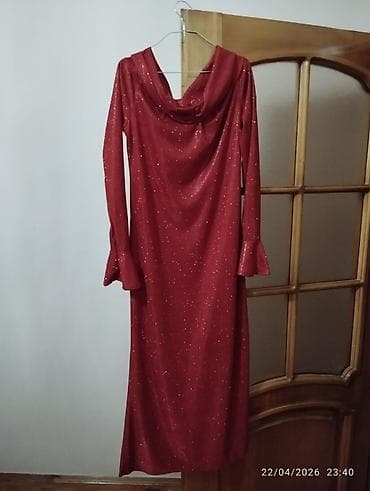 - Qadın gecə/ziyafət donu - Rəng: dərin qırmızı (şərab çaları) -