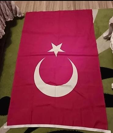 Türk bayrağı – parlaq qırmızı fon üzərində ağ aypara və ulduz təsviri