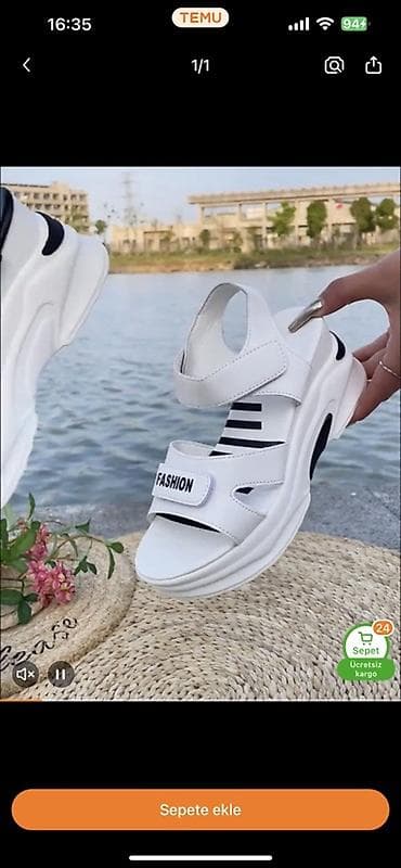 ağ sandallar: Ayaqqabi 40 razmer tezedi Qiymeti 15 manat Temudan 28 manata alinib — 3