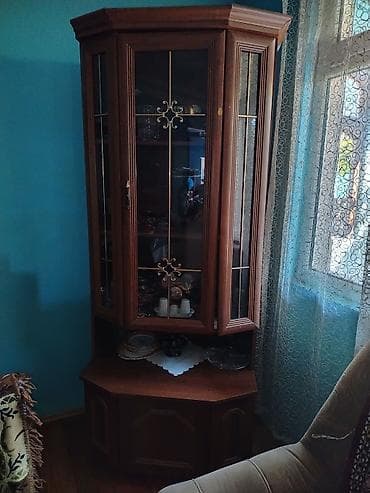 iskaf: Künc vitrin şkafı - Material: taxta korpus, şüşə vitrin qapıları - — 2