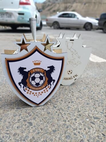 karabağ ajax bilet: Qarabağ FK-nın loqosu əks olunan, dekorativ stend şəklində suvenir — 2
