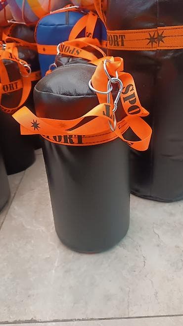 Cilindrik formalı, qara rəngli boks torbası. Davamlı materialdan