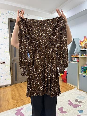 prakata donlar: Qadın paltarı – qəhvəyi, xırda çiçək naxışlı, yüngül və axıcı parça. - — 1