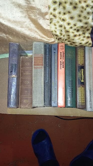 Rus dilində müxtəlif bədii və publisistik kitablar dəsti. Komplektdə — 4