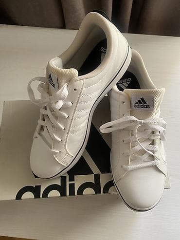 kibrit qutusu: Adidas ağ klassik krossovkalar - Model: Adidas (aşağı profilli — 1