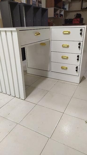 stol uzu: Açarla kilidlənən çekmecəli iş masasının modulu - Rəng: ağ (qızılı — 1