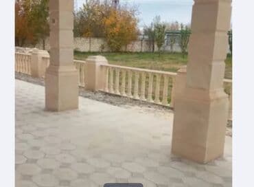 балясины из камня: Ağ rəngli, müxtəlif formalı və ölçülü dəmir-beton sütunlar. Bu — 12