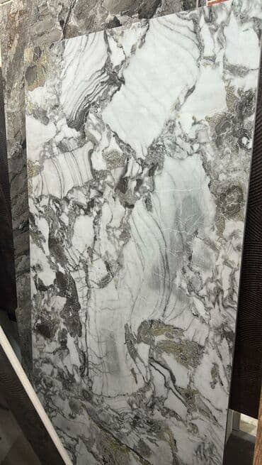 Təsvir: - Təbii mərmər lövhə - Rəng palitrası: ağ fon üzərində boz