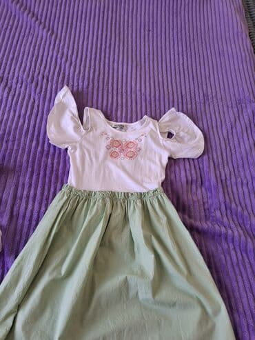 uşaqlar üçün inşalar: Ağ rəngdə, qısaqol uşaq donu. Donun yuxarı hissəsi ağ rəngdə olub — 1