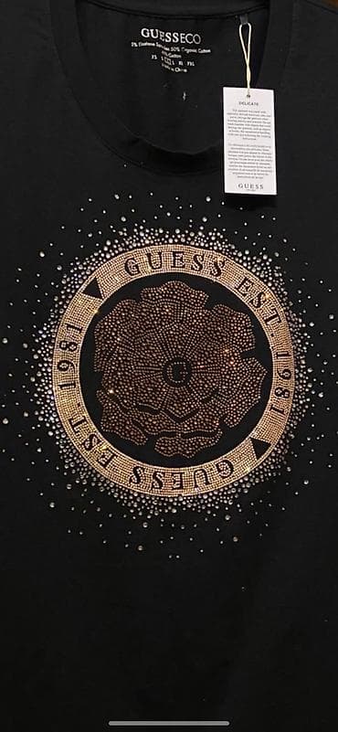 guess: GUESS qısaqol qadın T‑şortu - Rəng: qara - Ön hissə: qızılı-bürünc — 3