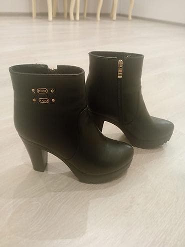 Qadın botları – qara, dizaynı zərif və klassik. - Material: hamar