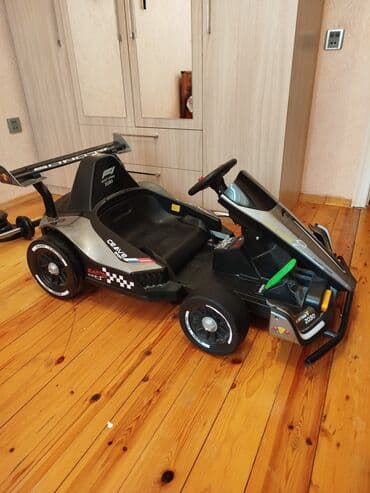 uşaq maşınlar: Qara və gümüş rəngli, Formula 1 dizaynlı uşaq elektrik avtomobili — 3