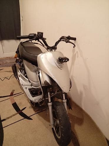 Moped – benzinli, avtomatik Xüsusiyyətlər: - Korpusu şəhər skuteri